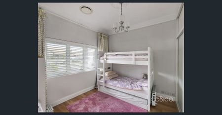 Period charm meets modern sophistication - Photo 2