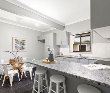 Charming Cottage in Prime Location! - Photo 4