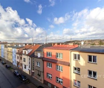 Pronájem krásného bytu 2kk v nadstandardním provedení s garážovým s... - Photo 1