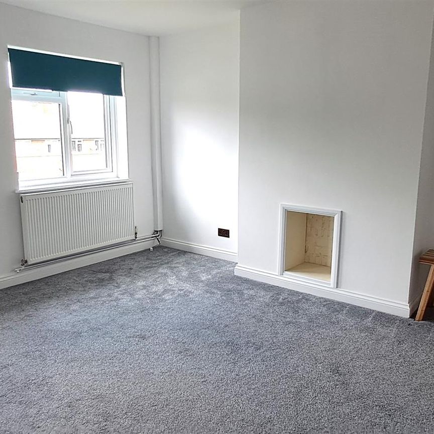 2 bed maisonette to rent in Bournehall Avenue, Bushey, WD23 - Photo 1