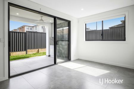 Stunning Brand New 5 Bedroom Home - Photo 3