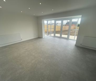 The Berridges, Lutterworth Road, Arnesby, LE8 5UT, Leicestershire - Photo 2