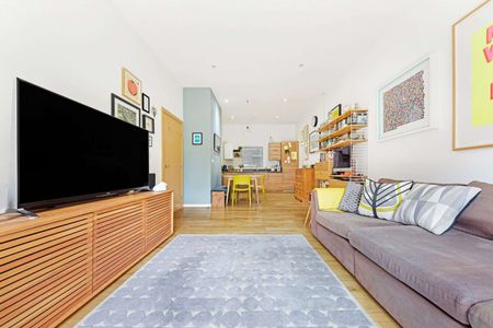 Two double bedroom apartment with substantial private garden. - Photo 5