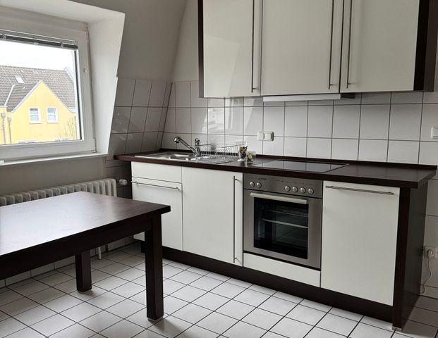 Gemütliche Dachgeschosswohnung mit Einbauküche! - Foto 1