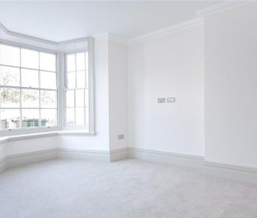 2 bedroom mews to rent - Photo 2