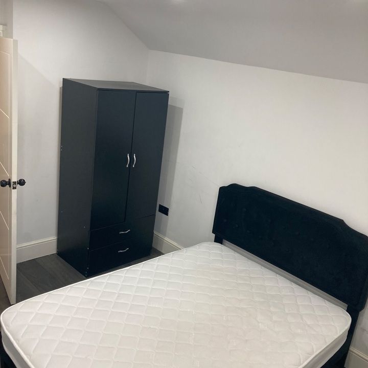 Room in a Shared House, Whitehorse Road, CR0 - Photo 1