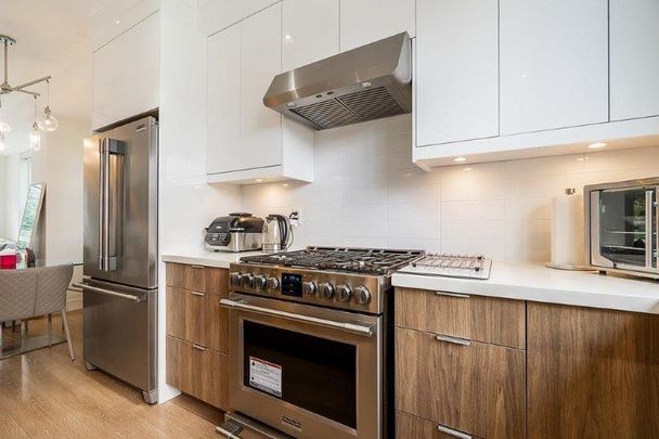 Spacious & Private Corner Unit 3 Bedrooms - Large Den - Photo 1