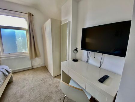 1 bedroom in a house share to rent - Photo 4