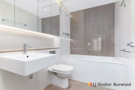 Large and Modern 2 Bedroom Apartment ! - Photo 4