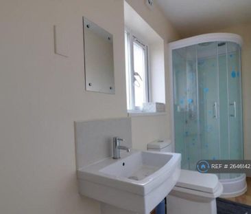 1 bedroom in a house share to rent - Photo 4