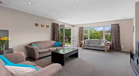 Spacious Living - Photo 4