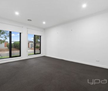 4 BEDROOM HOME LUXURY LIVING IN BROOKFIELD - Photo 1