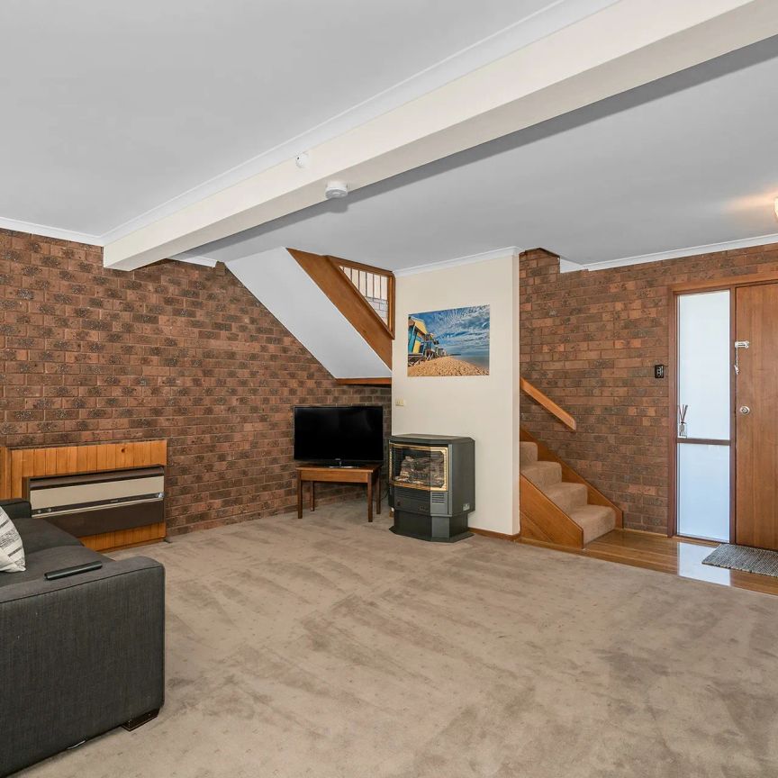 Stunning Bay Views in Central Location - Fully Furnished Short Term Lease - 9 month - Photo 1