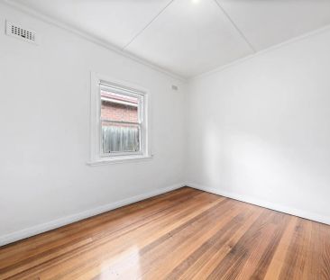 Classic two bedroom house with courtyard! - Photo 3