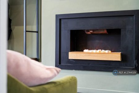 1 bedroom in a flat share to rent - Photo 2