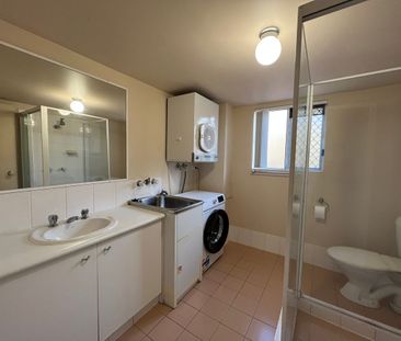 Ground Floor unit with air-con in great position! - Photo 6