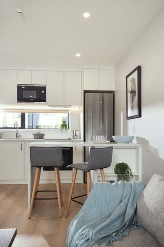 Stylish, and ready to move in - Photo 2