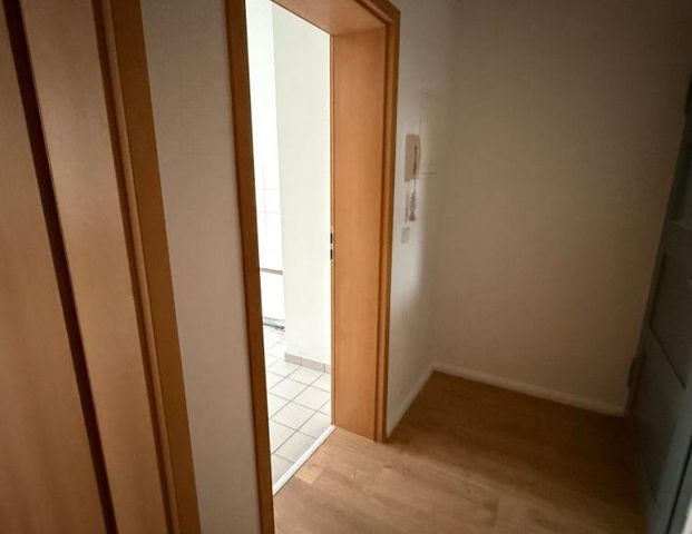 Modernes Laminat / 2. OG / sonniger Balkon - Bad mit Dusche + Fenster ! - Photo 1