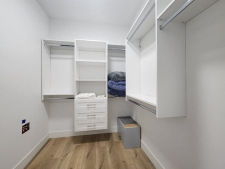 Stunning Four Bedroom, Four Bathroom Interior Designed House in Willoughby Heights - Photo 3