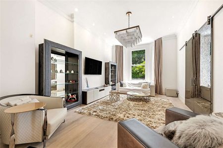 Exceptional Freehold Family Residence with Private Garden and Balcony Overlooking Prestigious Garden Square - Photo 4