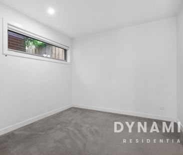 Stunning Townhouse in a Fantastic Location ! - Photo 4