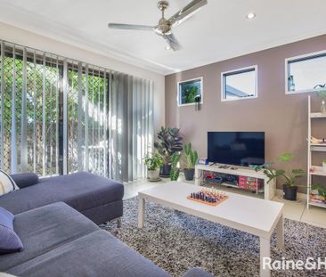 EXECUTIVE FULLY AIR-CONDITIONED 3 BEDROOM TOWNHOUSE IN THE HEART OF... - Photo 1