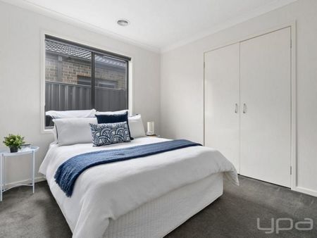 Large four bedroom family home situated in the Willandra Estate! - Photo 3