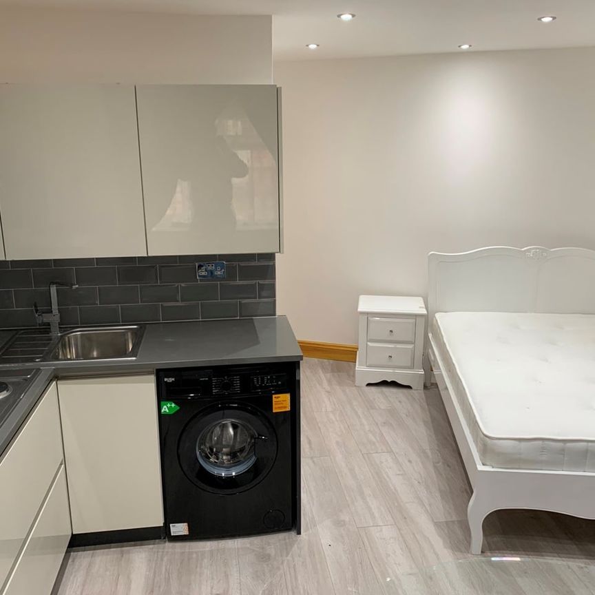 Studio Flat, Norbury Avenue, CR7 - Photo 1