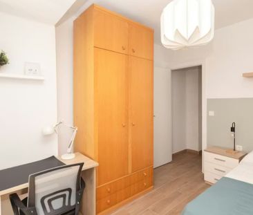 Carrer Olimpia Arozena Torres, Valencia, Valencian Community 46018 - Photo 1