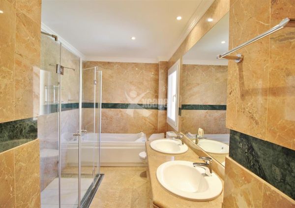 Luxury 2 bedrooms Penthouse Duplex for rent in Nueva Andalucia