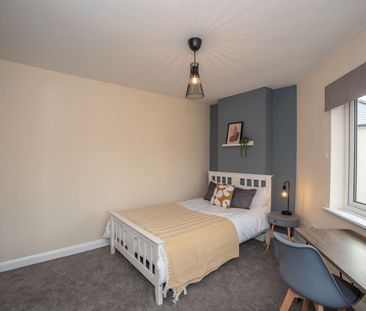 Beautiful rooms available in a professional house share - Photo 1