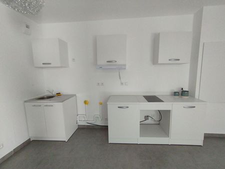 Appartement 2 pièces 38m2 MARSEILLE 3EME 850 euros - Photo 2