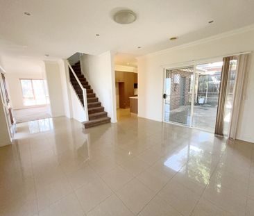 Convenient Four-Bedroom Townhouse Close To Chadstone Shopping Centre - Photo 2
