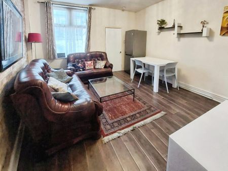 4 bedroom end of terrace house to rent - Photo 2