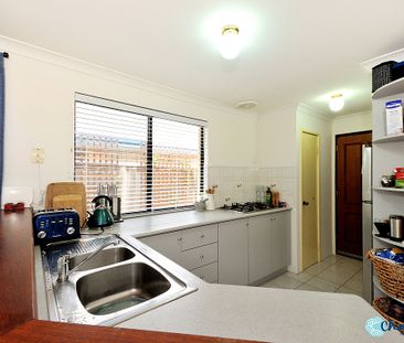 BEAUTIFULLY PRESENTED FAMILY HOME!! - Photo 4