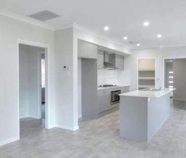 5 Bedrooms - Stylish and Spacious - Photo 3