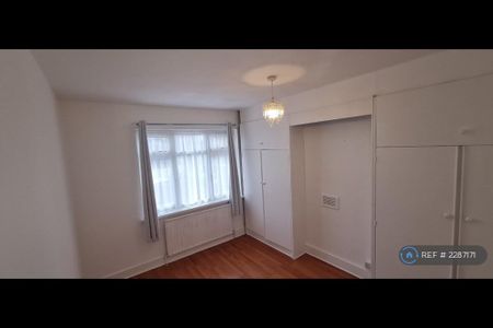 4 bedroom semi-detached house to rent - Photo 5