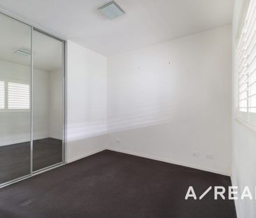 Stylish Apartment with Balcony & Natural Light - Photo 2