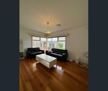 2 Bedrooms 1 Bathroom with 2 Carpark House @Elsternwick - Photo 3