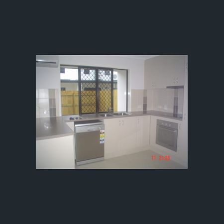 In town and close to schools and shops - Photo 3