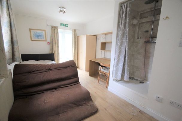 Larchwood Drive, Englefield Green, Egham, Surrey, TW20 0SH - Photo 1