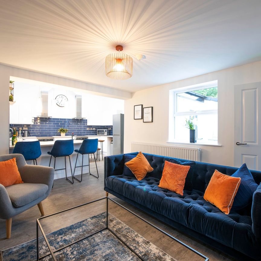 Mordern En-suite near amazon & key employers - Photo 1