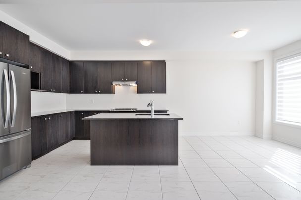 For Lease - 15 Kentledge Avenue, East Gwillimbury, Ontario - Photo 1