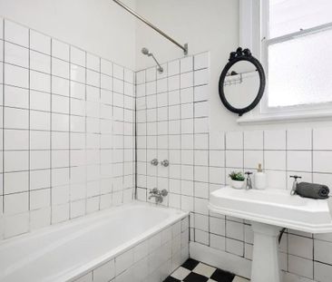 1/4 Rosebank Avenue, Strathmore VIC 3041 - Photo 2