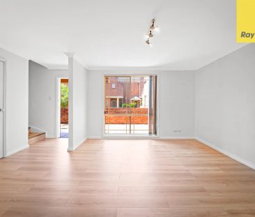 SUN-FILLED TWO BEDROOM TOWNHOUSE LOCATED IN QUIET LEAFY BLOCK - Photo 2