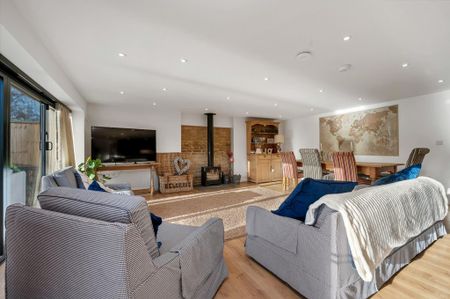 4 bedroom detached house to rent - Photo 4