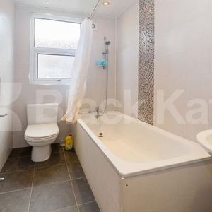 A bright and well-presented furnished studio apartment available to rent on Dartmouth Road, NW2 - Photo 3