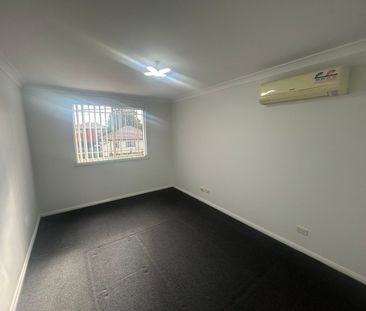 3 BEDROOM DUPLEX! - Photo 2