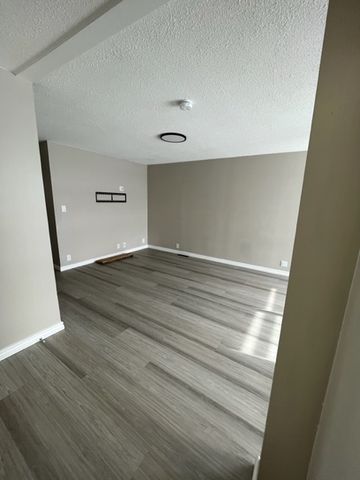 🏡 Beautiful 3 Bedroom Duplex for Rent - Photo 2