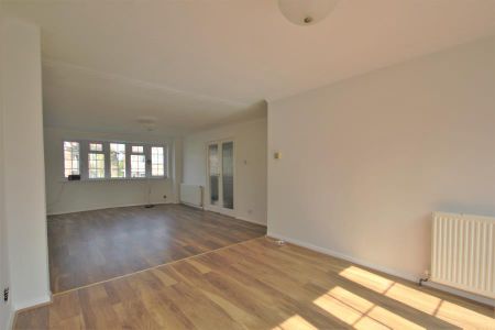 Mount Hermon Road, Woking - 3 bedrooms Property for lettings - Seymours - Photo 4